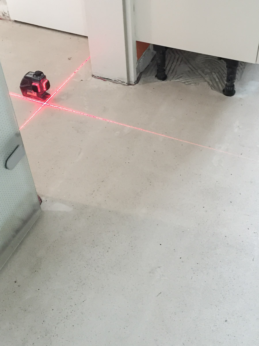 Laserpointer hilft beim Verlegen der neuen Küchenfliesen