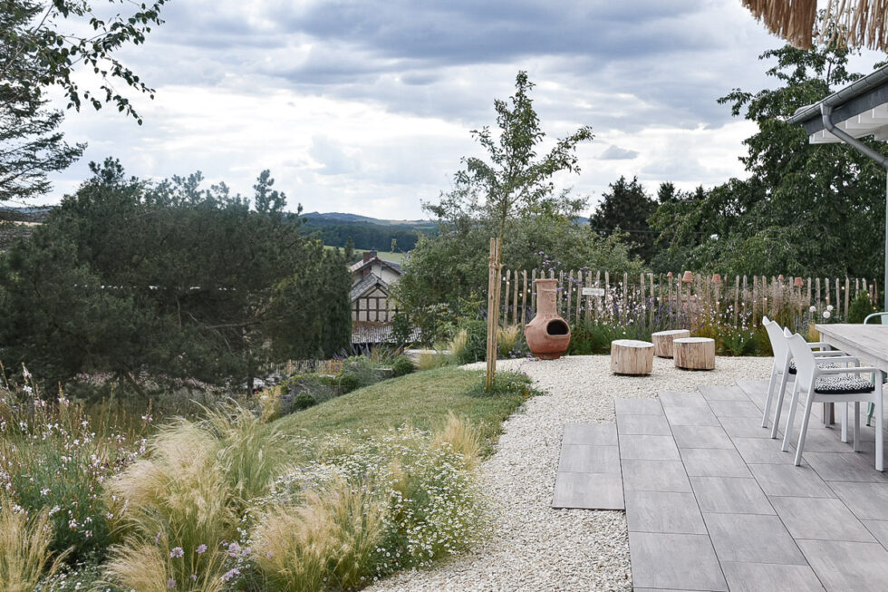 Naturnaher Garten im modernen FarmhausStil mikaswohnsinn